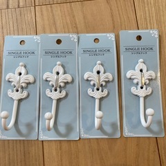 カーテンフック4つで100円の画像