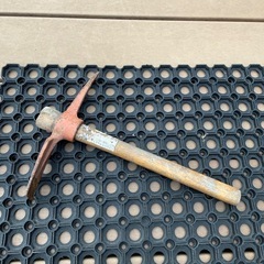 スコップ、つるはし、くわの3点セットの画像