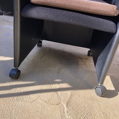 A 応接椅子 四角 チェア キャスター付きの画像