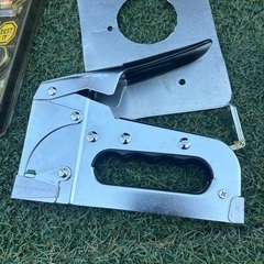 ボックス、工具、電線、サドルなどの画像