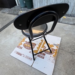 美品折りたたみ丸椅子背もたれ付きの画像