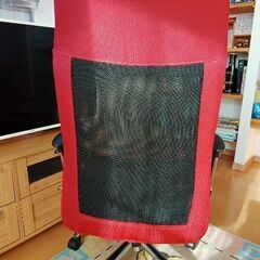 赤と黒のメッシュチェアーの画像