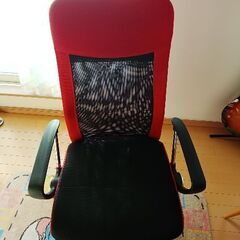 赤と黒のメッシュチェアーの画像