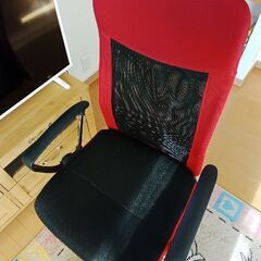 赤と黒のメッシュチェアーの画像