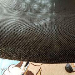 赤と黒のメッシュチェアーの画像