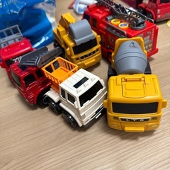 車のおもちゃ30台以上の画像