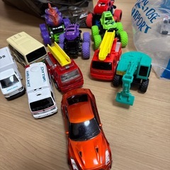 車のおもちゃ30台以上の画像