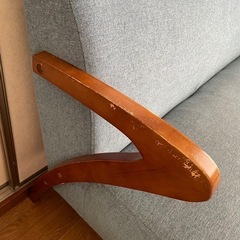 青いソファの画像