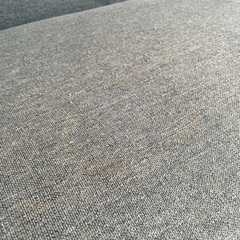 青いソファの画像