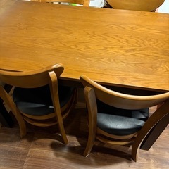 テーブルと椅子4脚セットの画像