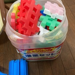 トーマス一式・ブロック一式・豆いす
の画像