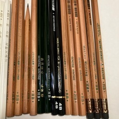 シャーペン、ボールペン、色鉛筆　　などの画像
