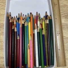 シャーペン、ボールペン、色鉛筆　　などの画像