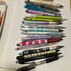 シャーペン、ボールペン、色鉛筆　　などの画像