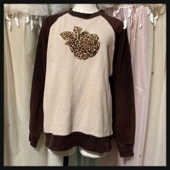 ‪꒰LATO꒱‬ヒョウ柄ローズ フリーストレーナー 茶系 秋冬トップスの画像