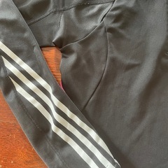 adidasランニングウェアの画像