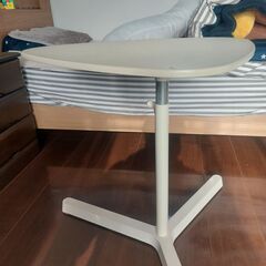 IKEAのVITTSJÖ（ヴィットショー）ラップトップテーブルの画像