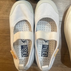 18cmフォーマルシューズ、18.5cm上履きほぼ未使用、18.5cm瞬足スニーカー、19cm雨用の靴の画像