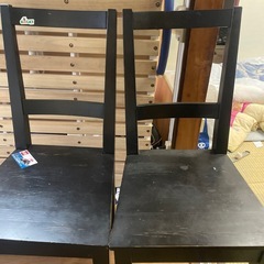 木の椅子2脚の画像