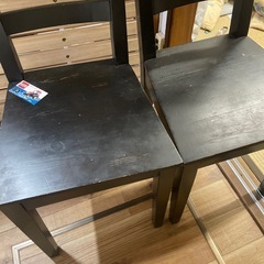 木の椅子2脚の画像