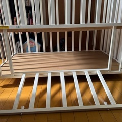 【組み立てしたが未使用ベビーベッドと8点布団】の画像