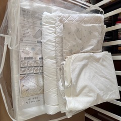 【組み立てしたが未使用ベビーベッドと8点布団】の画像