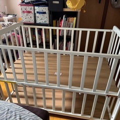 【組み立てしたが未使用ベビーベッドと8点布団】の画像