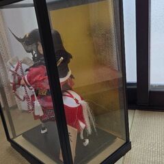 東玉作　五月人形　馬上武者　伊達兜持　8号ガラスケース入り武者飾り　【天雄】の画像