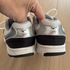 ★Mizuno 23cm・ランニングシューズ ホワイト/シルバー/ブラック★の画像