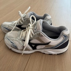 ★Mizuno 23cm・ランニングシューズ ホワイト/シルバー/ブラック★の画像