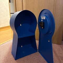 大きなブルーの時計の画像