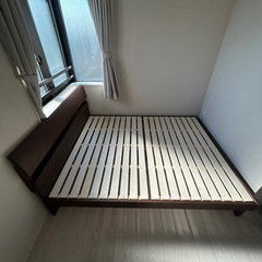 クイーンベッド　ベッドフレームの画像