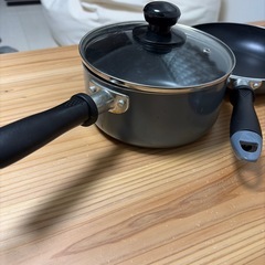 フライパン２つ、鍋１つのセットの画像