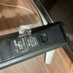 大量の洋服&テレビの画像