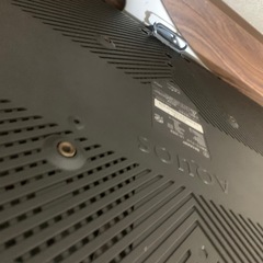 大量の洋服&テレビの画像