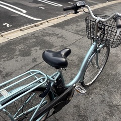 BRIDGESTONE 電動アシスト自転車 水色 前面バスケット付きの画像