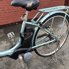 BRIDGESTONE 電動アシスト自転車 水色 前面バスケット付きの画像