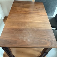 ダイニングテーブルと椅子の画像