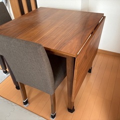 ダイニングテーブルと椅子の画像