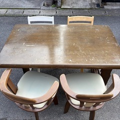 ダイニングテーブルと椅子4点の画像