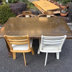 ダイニングテーブルと椅子4点の画像