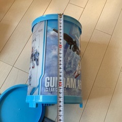 ガンダムの筒状の入れ物の画像