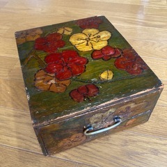 【無料1/4まで】木製 引き出し箱／花柄ペイント／レトロの画像