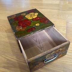 【無料1/4まで】木製 引き出し箱／花柄ペイント／レトロの画像