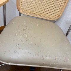 肘付き木製チェアの画像