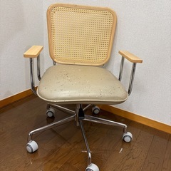 肘付き木製チェアの画像