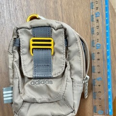 携帯ポーチadidas ベージュ ポーチ カラビナ付きの画像