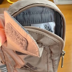 携帯ポーチadidas ベージュ ポーチ カラビナ付きの画像