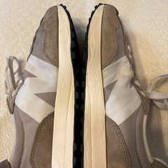 ニューバランス327 26.5センチ
の画像