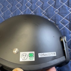 ☆125cc以下用ブラック半帽ヘルメット、調整可能ストラップ付きの画像